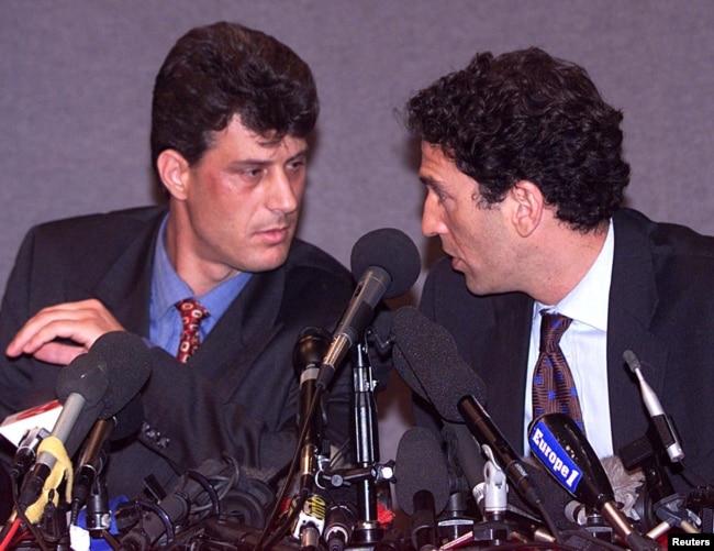 1999: Hashim Thaçi, atëkohë udhëheqës i UÇK-së, dhe James Rubin, atëkohë zëdhënës i Departamentit amerikan të Shtetit.