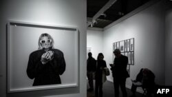  Снимка на починалия американски артист Кърт Кобейн от Антон Корбейн на 20-ото издание на Международния панаир на художествената снимка в Гран Пале в Париж, Франция, 9 ноември 2016 година 