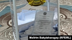 Конституция жобасы бойынша референдум учаскесіндегі жәшік ішінде "Жоқ, қабылдамаймын" деген белгі қойылған бюллетень жатыр. Алматы, 15 наурыз, 2026 жыл.