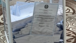 Конституция жобасы бойынша референдум учаскесіндегі жәшік ішінде "Жоқ, қабылдамаймын" деген белгі қойылған бюллетень жатыр. Алматы, 15 наурыз, 2026 жыл.