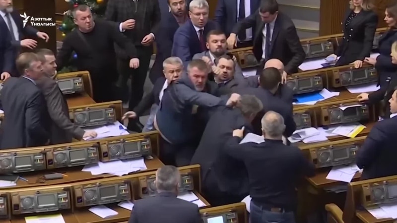 Украин депутаттары мушташты