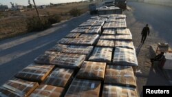 Kutije s odjećom za izvoz na prelazu Kerem Shalom u Rafahu u južnom pojasu Gaze, 21. juna 2021. 