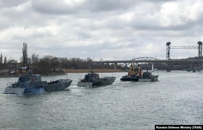 Загін кораблів Каспійської флотилії на шляху Волго-Донським каналом під час міжфлотського переходу в Азовське море після зупинки на рейді в Ростові-на-Дону, квітень 2021 року