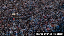 Снимка од дрон покажува луѓе како држат 16-минутно молчење пред железничката станица во Нови Сад за време на комеморативната служба.