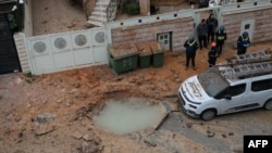 اسراییلي ژغورونکي د ایران د توغندي تر برید وروسته د پېښې ځای څاري - د مارچ ۲۶مې انځور.