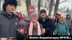 Оралхан Әбен (ортада) күйеуінің сотына кіре алмай, сыртқа жылап шықты. Талдықорған, 23 қаңтар, 2026 жыл.