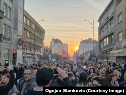 Građani i studenti pred početak protesta u Nišu, 1. mart 2026.