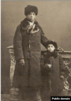 Джимми Винкфильд с сыном Юрием. Россия, 1915 год