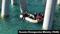 Поисково-спасательные работы в районе падения автобуса со строящегося пирса в поселке Волна в Темрюкском районе. Россия. Краснодарский край. 25 августа 2017 года