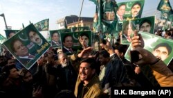 FILE: Supporters of former Pakistani Prime Minister Nawaz Sharif shout slogans against the government outside an accountability court in Islamabad (December, 2018).