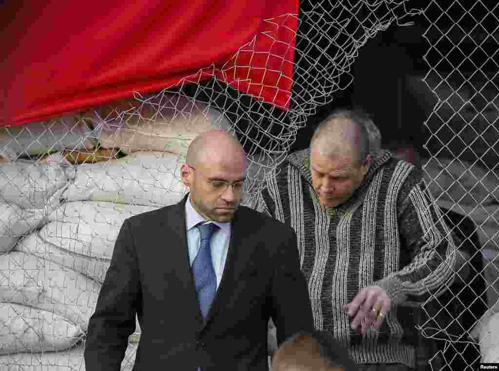 Aprelin 27-də Slavyansk şəhərinə ATƏT-in süxusi nümayəndə heyəti gələrək girov götürülmüş xarici müşahidəçilərin azad olunması üçün yaraqlılarla danışıqlar aparır. Fotoda ATƏT nümayəndəsi azad olunmuş İsveç müşahidəçisi ilə yaraqlıların qərargahından çıxır