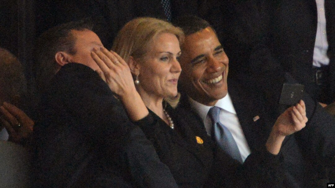 Nelson Mandela ilə vida mərasimi. Sağdan sola: Amerika prezidenti Barack Obama, Danimarkanın baş naziri Helle Thorning-Schmidt və Britaniyanın baş naziri David Cameron öz fotolarını çəkirlər, Johannesburg, Cənubi Afrikada, 10 dekabr 2013. 