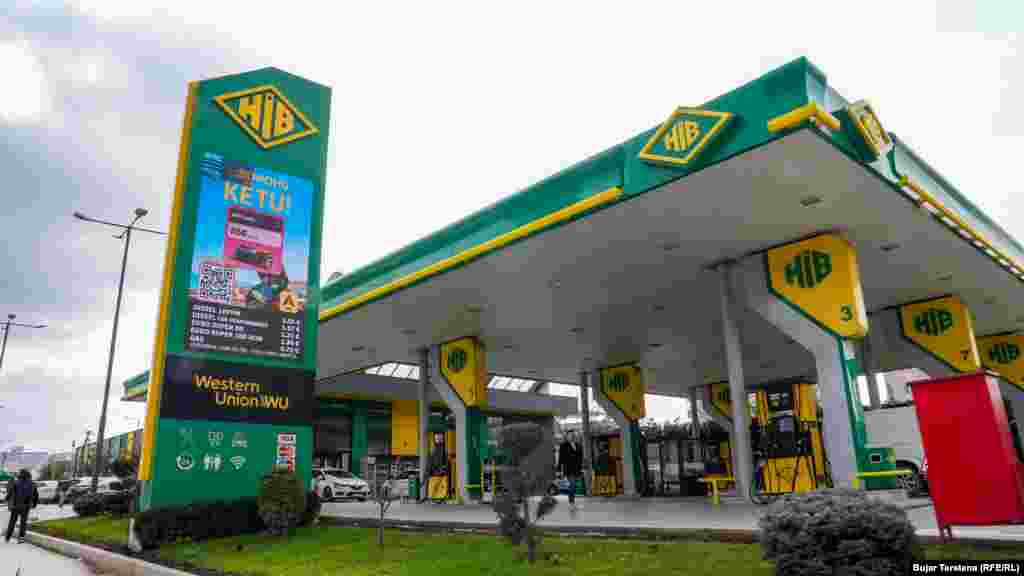 Shtetet e Bashkuara e kanë nisur luftën për t’i shkatërruar kapacitetet bërthamore të Iranit dhe synojnë ndryshim regjimi.Në foto: Çmimet e naftës në një pikë shitjeje të kompanisë HIB, në Prishtinë.