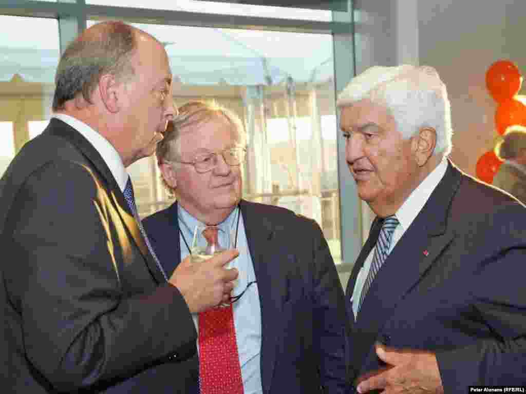 Former BBG Governors Jeffrey Hirschberg (l) and Tom Korologos (r) chat with current BBG Governor Victor Ashe, at RFE's 60th anniversary reception.