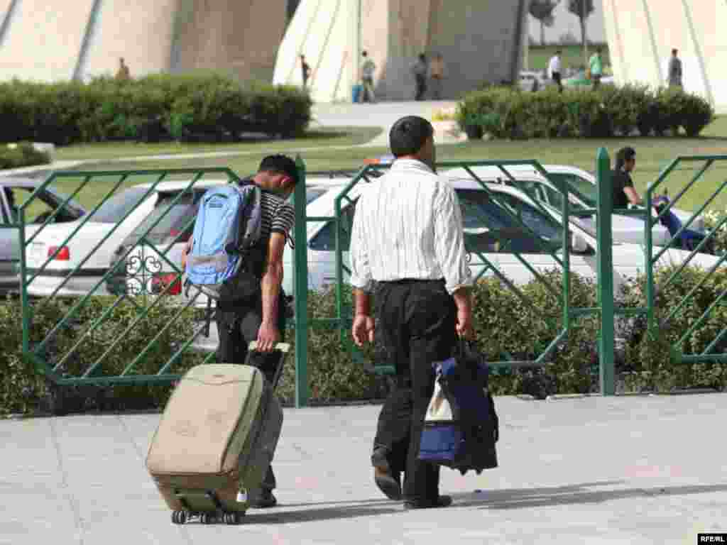 مسافران می‌آیند و می‌روند