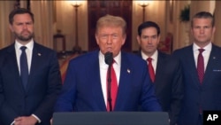 Президент Дональд Трамп (ортада) АҚШ күштері Иранның ядролық нысандарына шабуыл жасағанын мәлімдеп тұр. 22 маусым, 2025 жыл.
