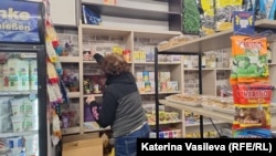 Албена подрежда стоки в магазина, 3 февруари 2026 г.