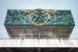 Так званий радянський Бетмен на створеному в 1976 році барельєфі на будівлі Тбіліського технічного коледжу. Фото зроблено в 2016 році