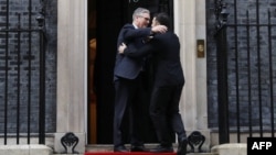 Прем’єр-міністр Великої Британії Кір Стармер (ліворуч) зустрічає президента Володимира Зеленського в Лондоні, 17 березня 2026 року