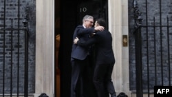 Prim-ministrul britanic Keir Starmer (stânga) îl întâmpină pe președintele Ucrainei, Volodimir Zelenski, la sosirea sa pe Downing Street nr. 10, în centrul Londrei, pe 17 martie 2026.