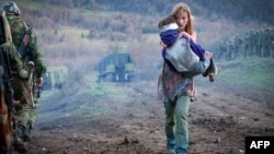 По сценарию, российская мать-одиночка, услышав, что в Южной Осетии может быть война, бросилась спасать сына, которого отправила к его отцу