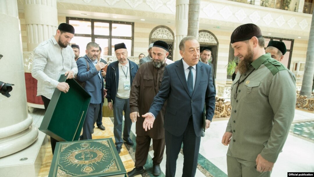 Президент маслаҳатчиси Рустам Қосимов Чеченистон раҳбари Рамзан Қодировга Мирзиёев совғасини топширмоқда. Рамзан Қодировнинг ВКонтакте тармоғидаги саҳифасидан олинган сурат.