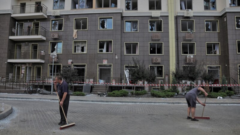 Rusia bombardează din nou orașele ucrainene. Un incediu în Crimeea duce la evacuări