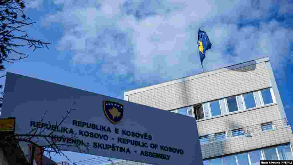 КОСОВО - Контитутивната седница на новиот собраниски состав на косовскиот Парламент е закажана за 22 март. Претседателката на актуелното Собрание на Косово и вршителка на должноста претседател на државата, Вјоса Османи ја закажа седницата за следната недела затоа што ја чека сертификацијата на конечните изборни резултати од Централната изборна комисија.