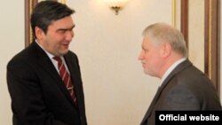 Ўзбекистоннинг РФдаги элчиси З.Пўлатхўжаев (ч) ва "Адолатли Россия" партияси раиси С.Миронов.