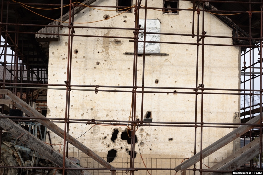 Familja Jashari u përball me disa ofensiva para marsit të vitit 1998. Ndërsa, në sulmin e fundit, familja ishte e rrethuar për tre ditë rresht. Mbijetoi vetëm Besarta Jashari.