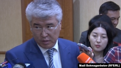 Қынаптан ағып жатқан шәует фотосы