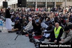 În 2017, cu două zile înaintea primului tur al alegerilor prezidențiale, un grup de credincioși musulmani se rugau pe străzile din Clichy, în apropiere de Paris. Un spațiu neautorizat de rugăciune fusese închis de autorități.