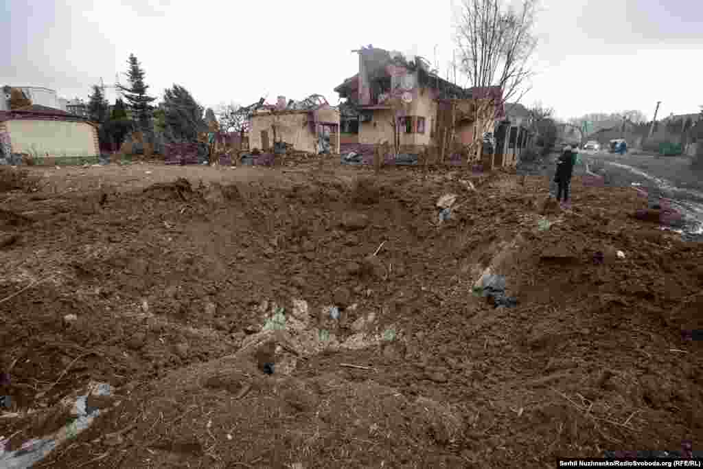 3 березня 2022 року російські війська завдали авіаудару по селу Гатне під Києвом, на фото вирва від авіабомби