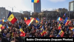 Susținătorii lui Călin Georgescu au confiscat mitingul sindicatelor din Piața Victoriei, din fața sediului Guvernului României.