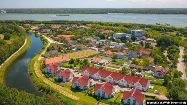 Комплекс у передмісті Братислави, де придбала будинок дружина Миронюка