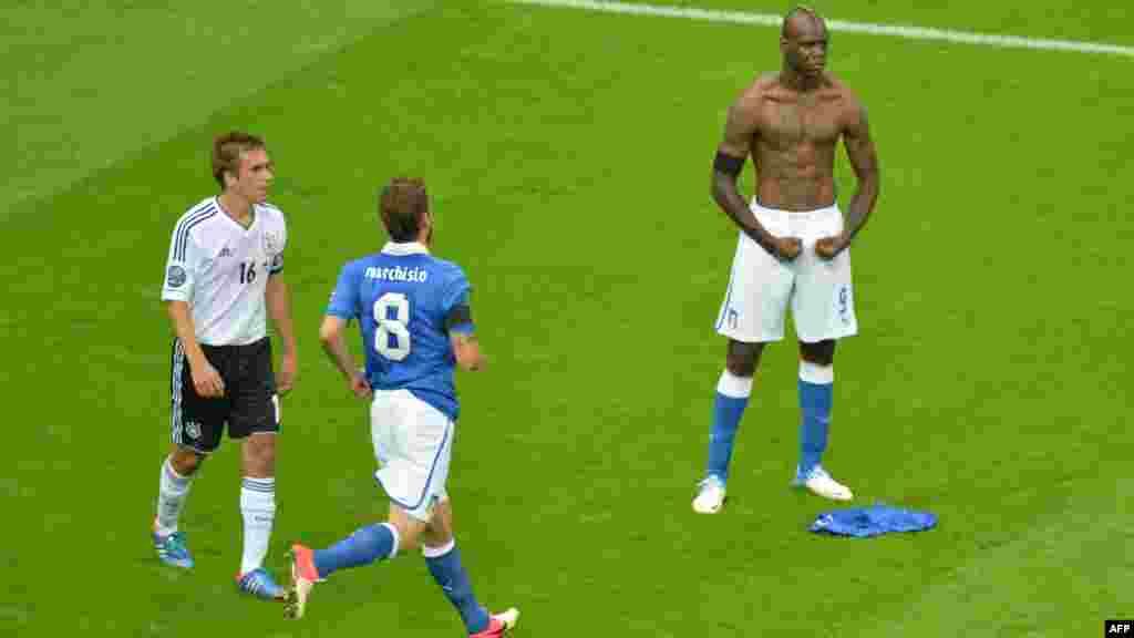 Poljska - Italijanski reprezentativac Mario Balotelli (D) neposredno nakon postignutog gola na utakmici protiv Njemačke, Varšava, 28. juni 2012. Foto: AFP / Gabriel Bouys 