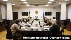 Profesori și manageri școlari, beneficiari ai Programului Național „Investim în Profesori”, reuniți în cadrul unui atelier de lucru organizat de Ministerul Educației și Cercetării, 3 decembrie.