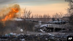 Un tanc ucrainean trage către pozițiile rusești din Chasiv Yar, Donețk, unde au loc lupte dure cu trupele rusești. 29 februarie 2024.