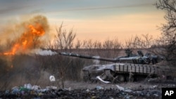 Українські військові ведуть вогонь поблизу Часового Яру на Донеччині, 29 лютого 2024 року