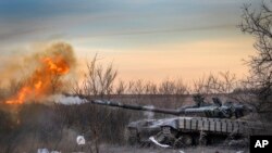 Un tanc ucrainean al brigadei 17 trage în pozițiile rusești de la Ceasîv iar, locul unor lupte aprige cu trupele ruseștii din regiunea Donețk, Ucraina.