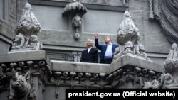 Президент Петро Порошенко (праворуч) та легендарний американський кінорежисер Девід Лінч (ліворуч), Київ,18 листопада 2017 року