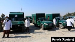 آمبولانس‌ها در جلال‌آباد در انتظار انتقال مجروحان حادثه