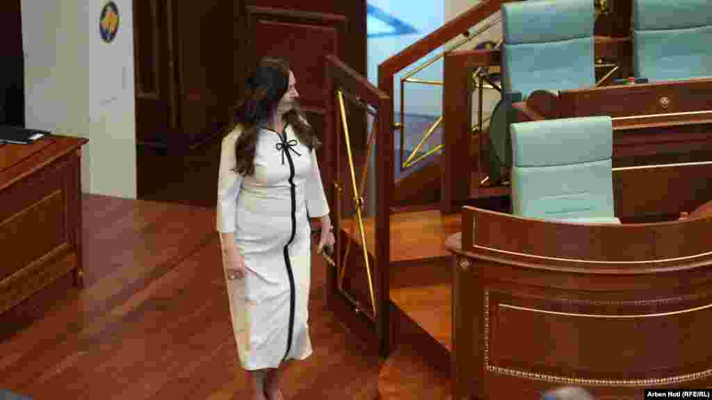 Shefja e deputetëve të LVV-së, Arbërie Nagavci, në sallën plenare, ku nuk ka marrë pjesë opozita, pavarësisht thirrjeve të vazhdueshme nga partia në pushtet.