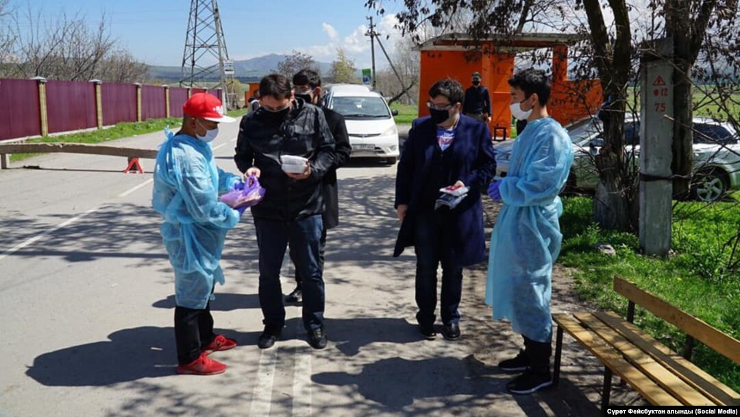 КСДПнын өкүлдөрү жардам таратып жаткан учур. 7-май, 2020-жыл. 