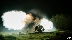 Ukrainian forces fire artillery toward Russian positions in the Kherson region on October 27.