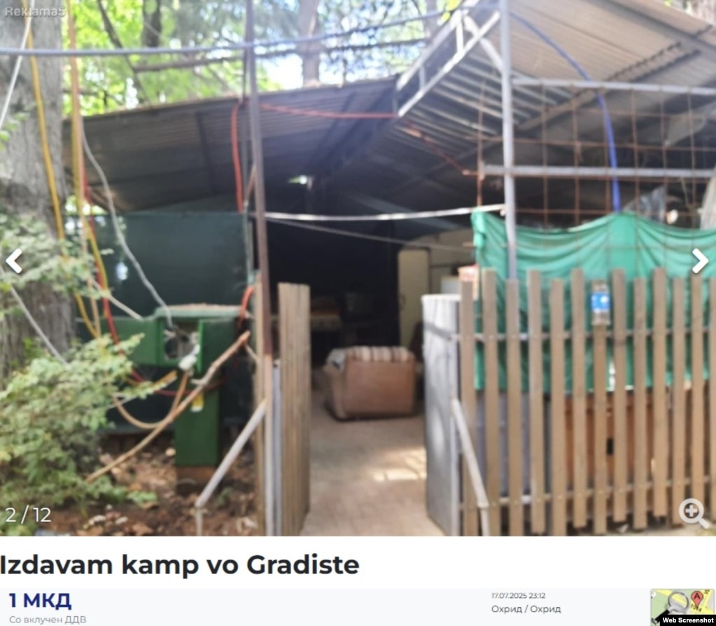 Reklama për një kamp-shtëpizë me qira në Gradishtë. Por, sipas fotografive bëhet fjalë për një strukturë metalike.