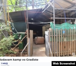 Oglas za iznajmljivanje prikolice u Gradištu pokrivene metalnom konstrukcijom.