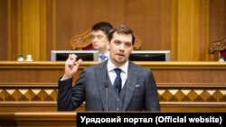 За словами Гончарука, він надіслав заяву про відставку президенту Володимиру Зеленському, а не Верховній Раді, тому що чинний уряд отримав повноваження саме завдяки йому