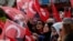 Сторонники Экрема Имамоглу на улице в Стамбуле. Июнь 2019 года