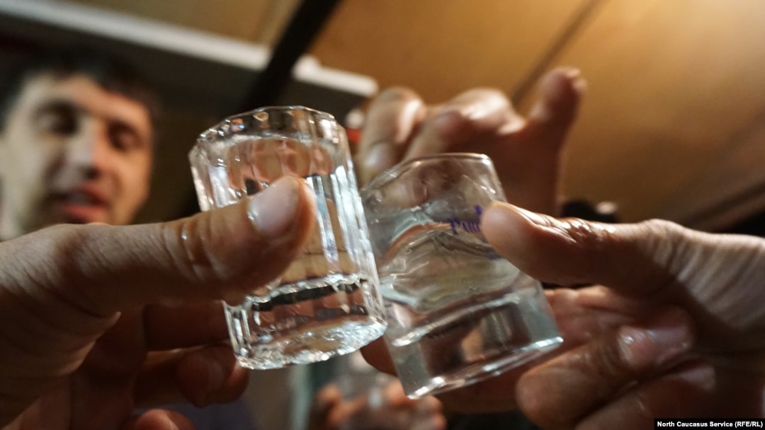 Распитие водки. Иллюстративное фото